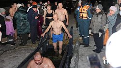 В Челябинске с вечера 18 января люди окунаются в крещенские купели