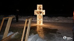 В Челябинске с вечера 18 января люди окунаются в крещенские купели