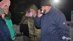 В Челябинске с вечера 18 января люди окунаются в крещенские купели