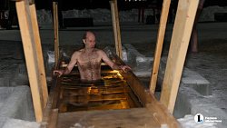 В Челябинске с вечера 18 января люди окунаются в крещенские купели