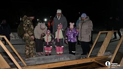 В Челябинске с вечера 18 января люди окунаются в крещенские купели