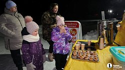 В Челябинске с вечера 18 января люди окунаются в крещенские купели