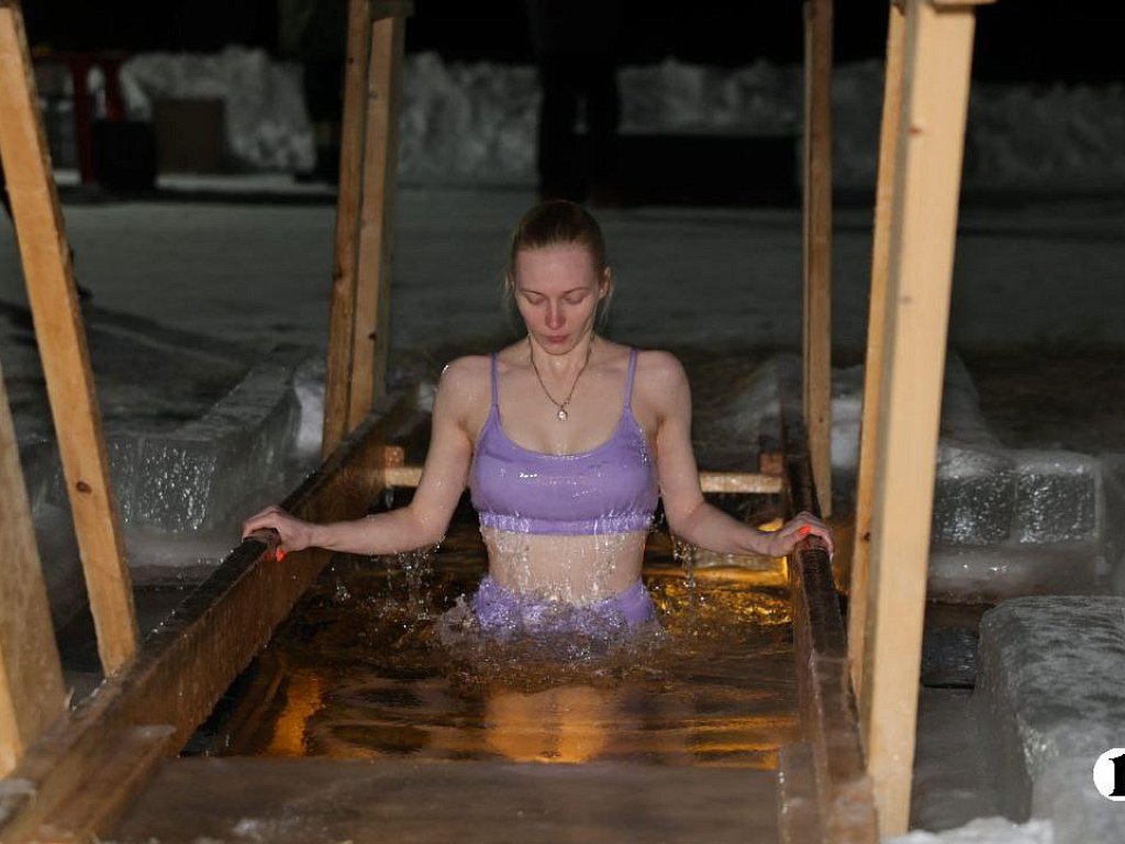 Почти 10 тысяч южноуральцев приняли участие в крещенских купаниях за ночь