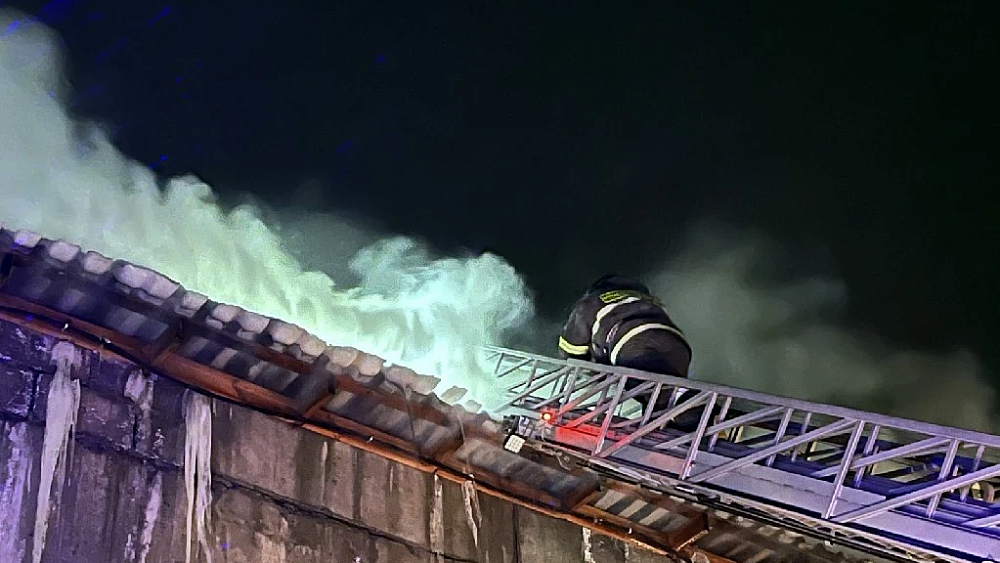 В поселке под Челябинском тушат пожар в производственном цехе