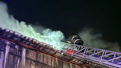 В поселке под Челябинском тушат пожар в производственном цехе