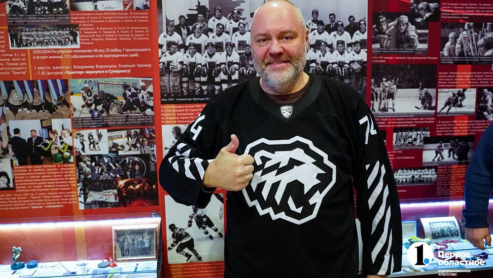 Глава конкурса «Культурная столица года» получил именное джерси от ХК «Трактор»