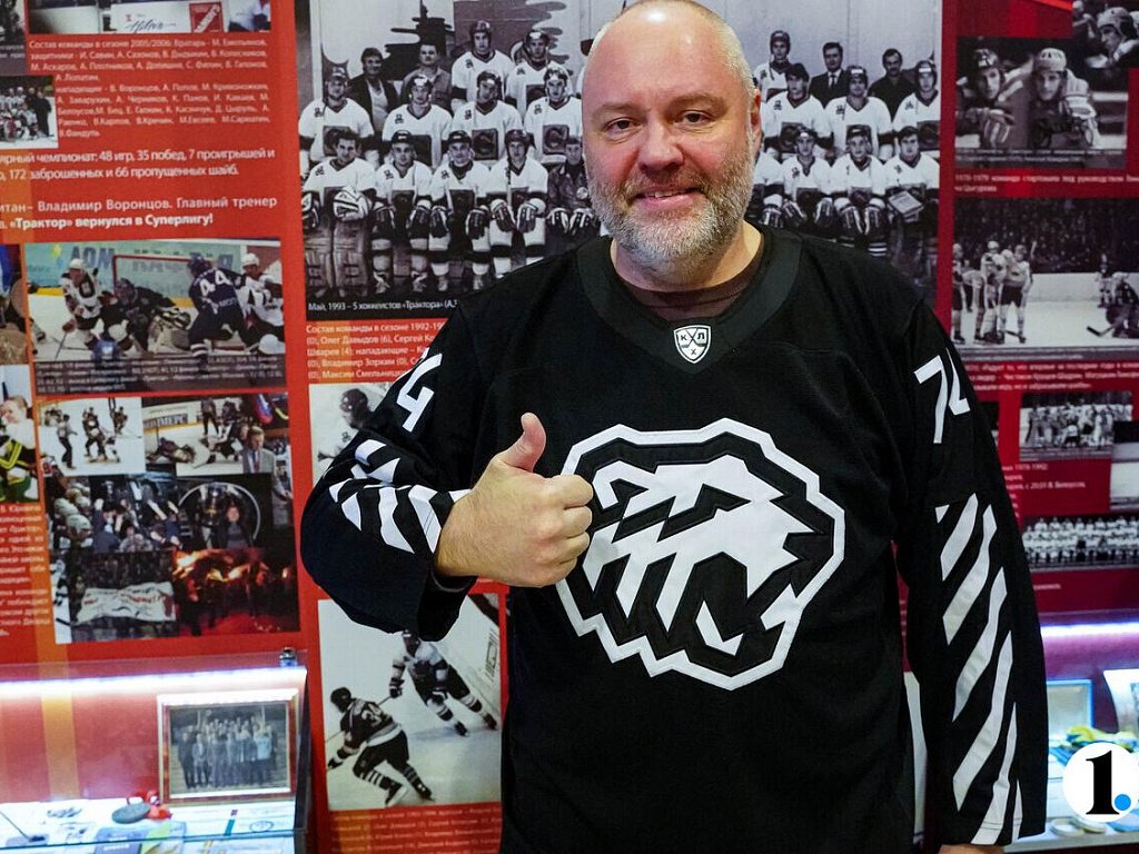 Глава конкурса «Культурная столица года» получил именное джерси от ХК «Трактор»