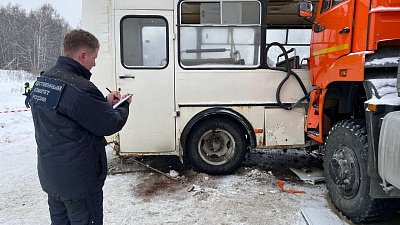 В Челябинской области на трассе столкнулись автобус и два грузовика