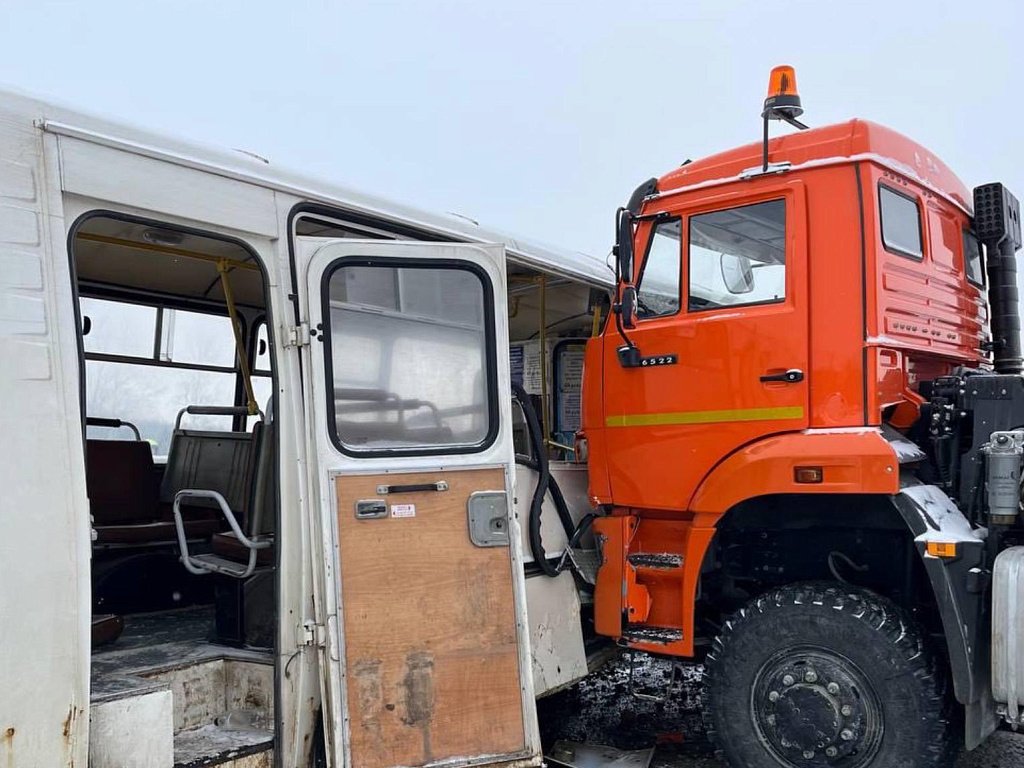 Под Челябинском 9 человек увезли в больницу после ДТП с автобусом