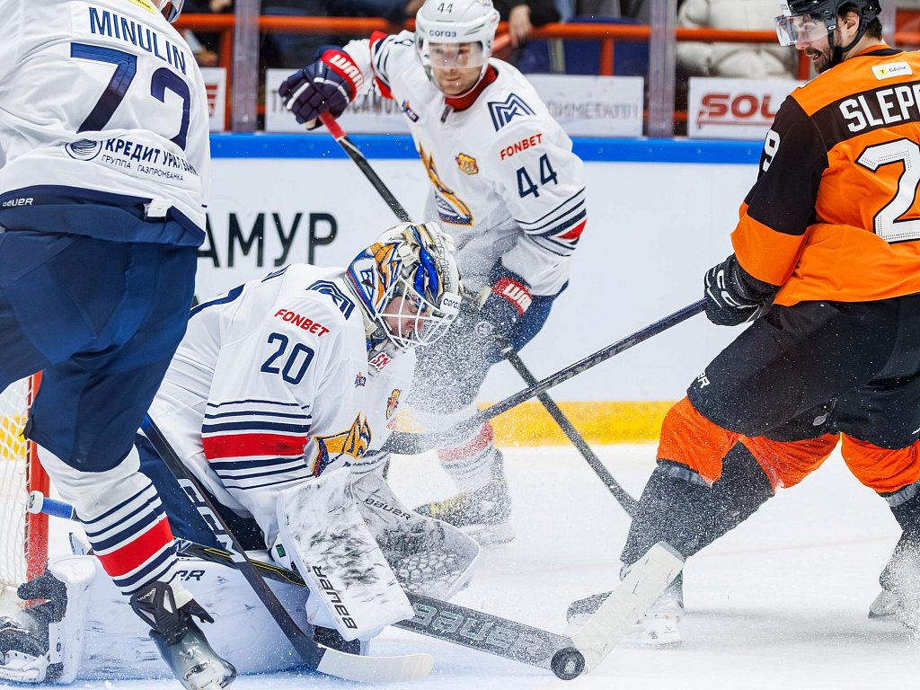 Хоккеисты «Металлурга» выиграли у «Амура» и продлили победную серию до 8 матчей