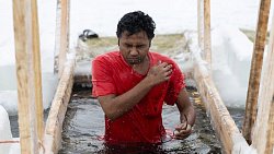 Студенты из Африки окунулись в крещенскую купель в Челябинске