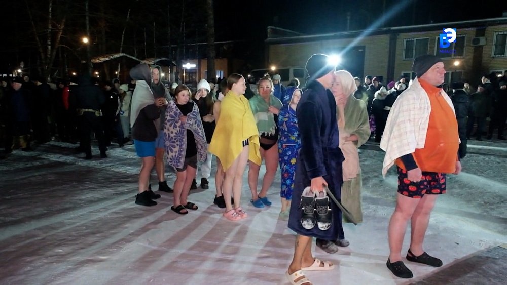 Миасцы совершили крещенские купания и запаслись освященной водой