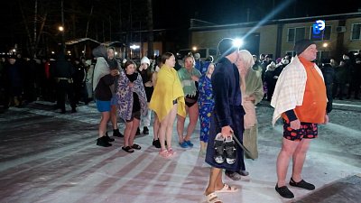 Миасцы совершили крещенские купания и запаслись освященной водой