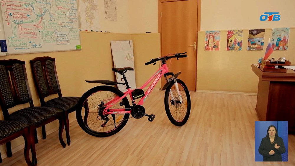 Сенатор Олег Цепкин поздравил Полину из Копейска