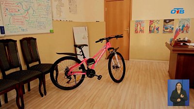 Сенатор Олег Цепкин поздравил Полину из Копейска