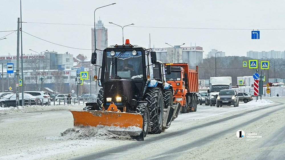 В Челябинской области после снегопада 19 января чистят дороги от снега
