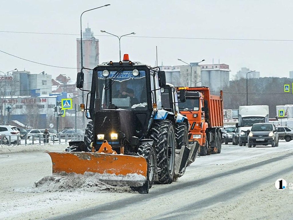 В Челябинской области после снегопада 19 января чистят дороги от снега