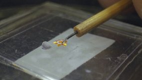 В Троицке работает выставка с крохотными произведениями искусства