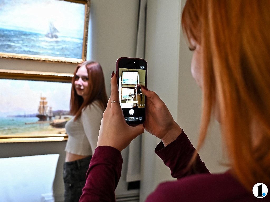 От метеорита до портрета императрицы: где челябинцы чаще делают селфи в музее