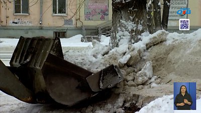 В Челябинске продолжается борьба с последствиями снегопада
