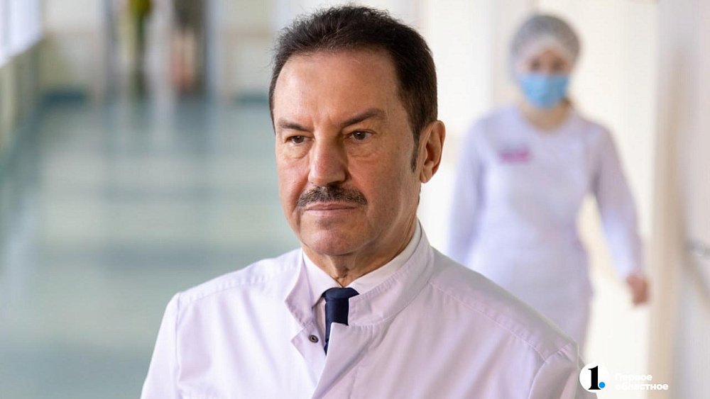 Алексей Текслер наградил медалью главного врача ЧОКБ Дмитрия Альтмана