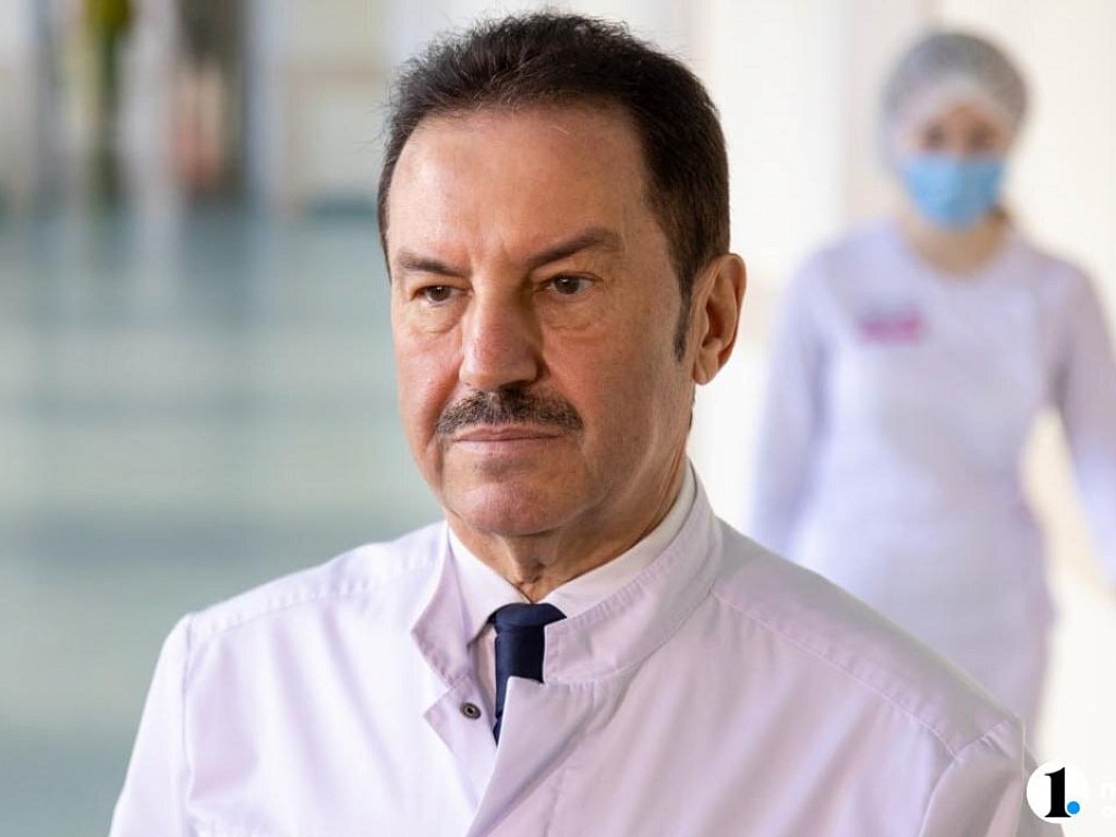 Алексей Текслер наградил медалью главного врача ЧОКБ Дмитрия Альтмана