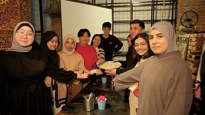 В Челябинске иностранные студенты знакомятся с новогодними блюдами