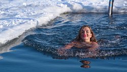 Жительница Миасса в образе Снегурочки проплыла 50 метров в 35‑градусный мороз