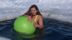 Жительница Миасса в образе Снегурочки проплыла 50 метров в 35‑градусный мороз