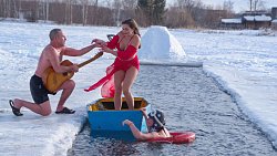 Жительница Миасса в образе Снегурочки проплыла 50 метров в 35‑градусный мороз