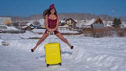 Жительница Миасса в образе Снегурочки проплыла 50 метров в 35‑градусный мороз