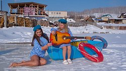 Жительница Миасса в образе Снегурочки проплыла 50 метров в 35‑градусный мороз