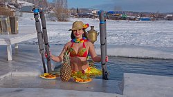 Жительница Миасса в образе Снегурочки проплыла 50 метров в 35‑градусный мороз