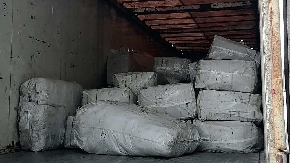 Более 25 тысяч предметов одежды пытались ввезти на Южный Урал под видом автозапчастей