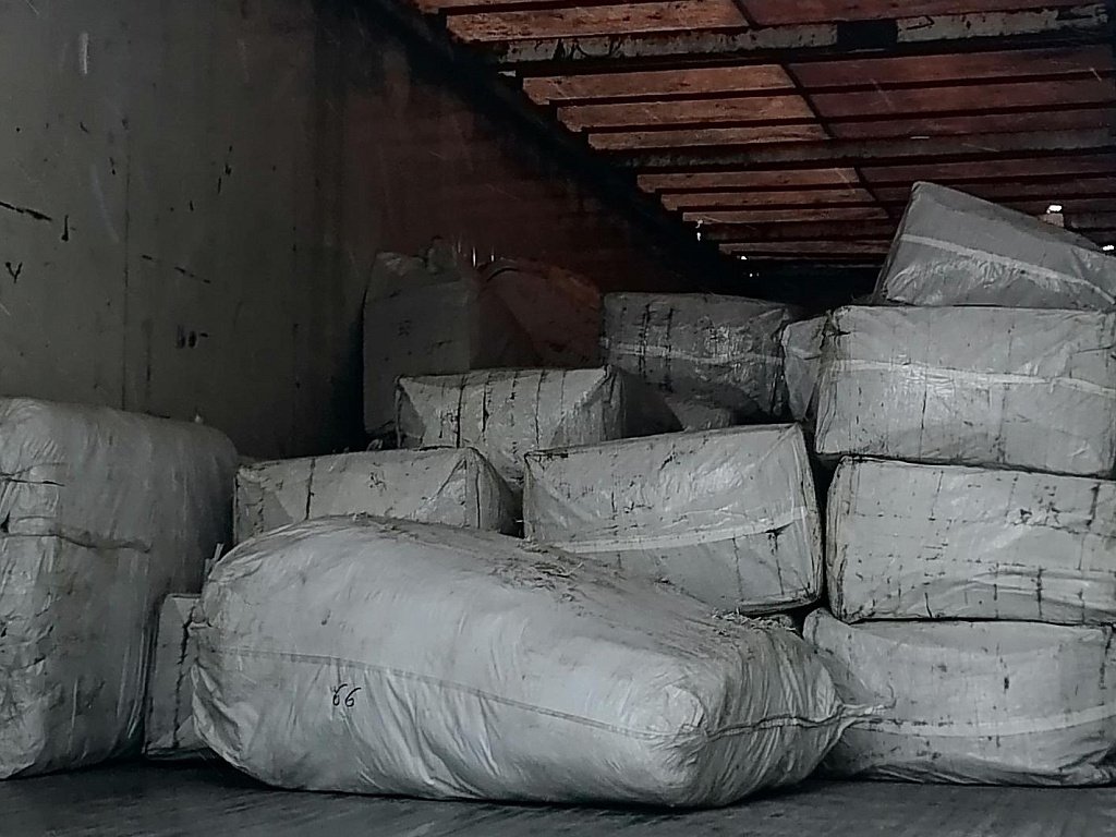 Более 25 тысяч предметов одежды пытались ввезти на Южный Урал под видом автозапчастей