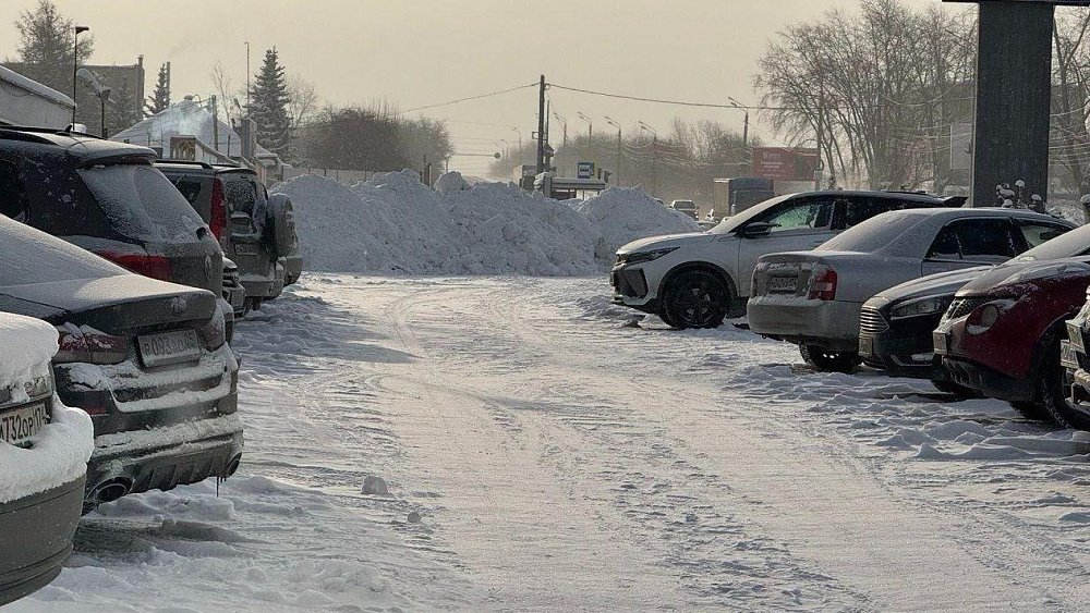 Челябинские предприятия сбрасывают убранный снег на дорогу