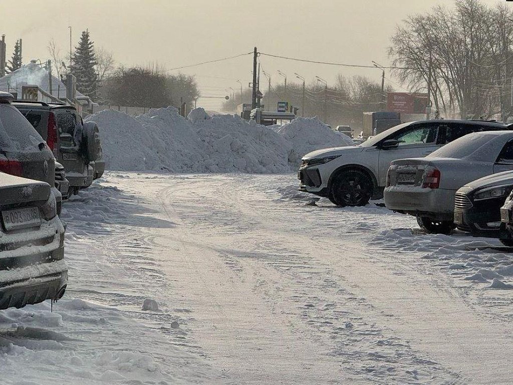 Челябинские предприятия сбрасывают убранный снег на дорогу
