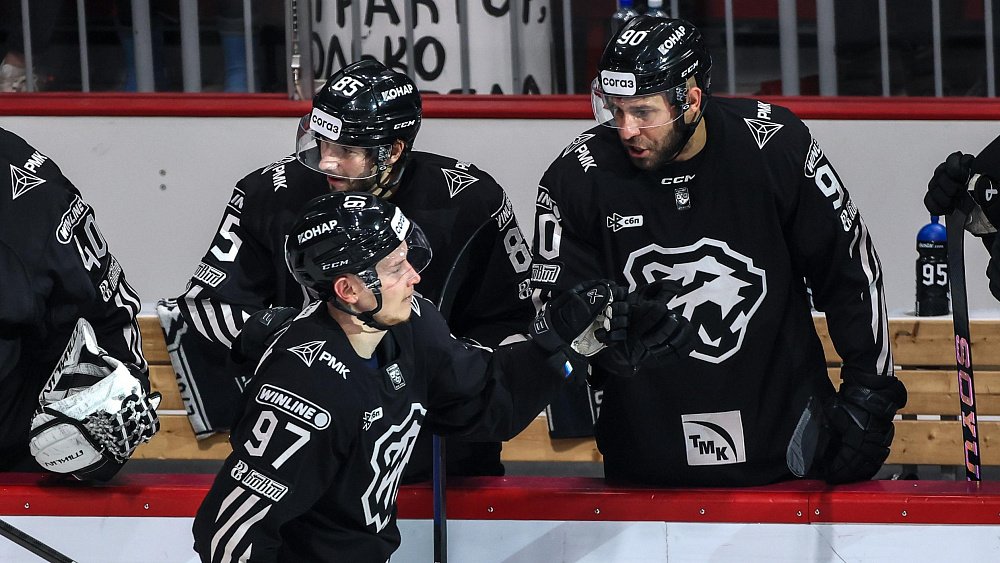 Хоккеист Василий Глотов разбил голову в матче «Трактора» и «Адмирала» (видео)