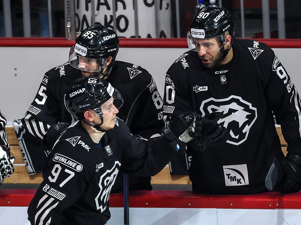 Хоккеист Василий Глотов разбил голову в матче «Трактора» и «Адмирала» (видео)