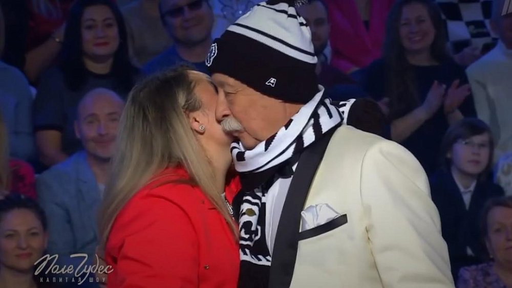 Акушерка из Челябинска переодела Леонида Якубовича в мерч ХК «Трактор»