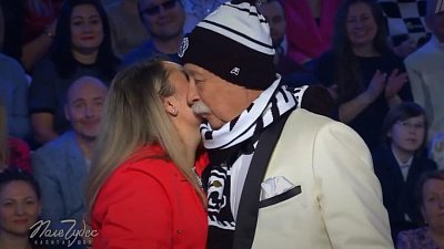 Акушерка из Челябинска переодела Леонида Якубовича в мерч ХК «Трактор»