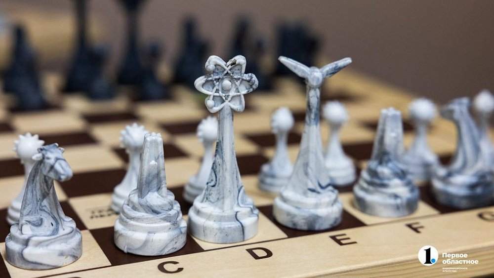 Челябинские школьники сами перерабатывают пластик в линейки и шахматы