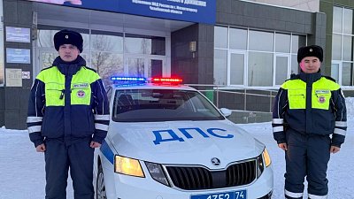 В Магнитогорске инспекторы ДПС спасли пенсионера, вышедшего в мороз босиком