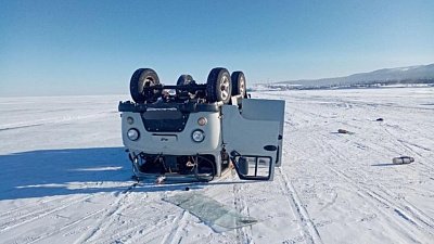 Машина с туристами перевернулась на льду Байкала, погибла 75‑летняя женщина