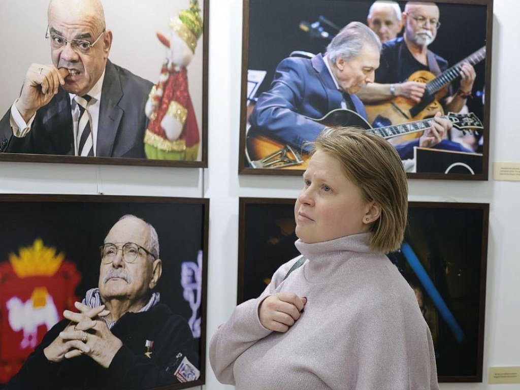 «Человек за объективом видит больше»: в Челябинске открылась фотовыставка Олега Каргаполова