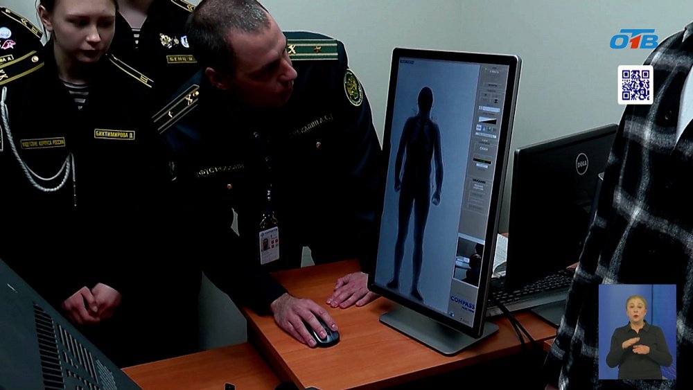 Челябинских школьников познакомили с работой таможенников в аэропорту