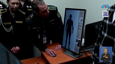 Челябинских школьников познакомили с работой таможенников в аэропорту