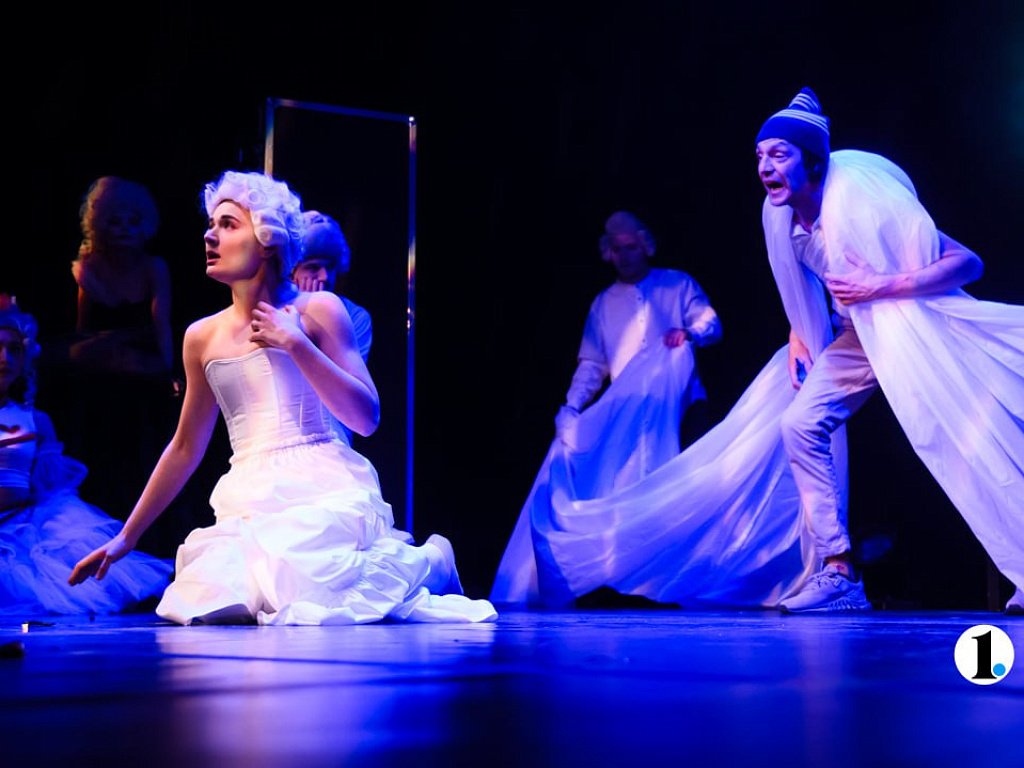 Челябинский Камерный театр прервал череду драм комедией «Синее чудовище»