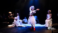 Челябинский Камерный театр прервал череду драм комедией «Синее чудовище»