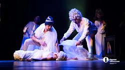 Челябинский Камерный театр прервал череду драм комедией «Синее чудовище»